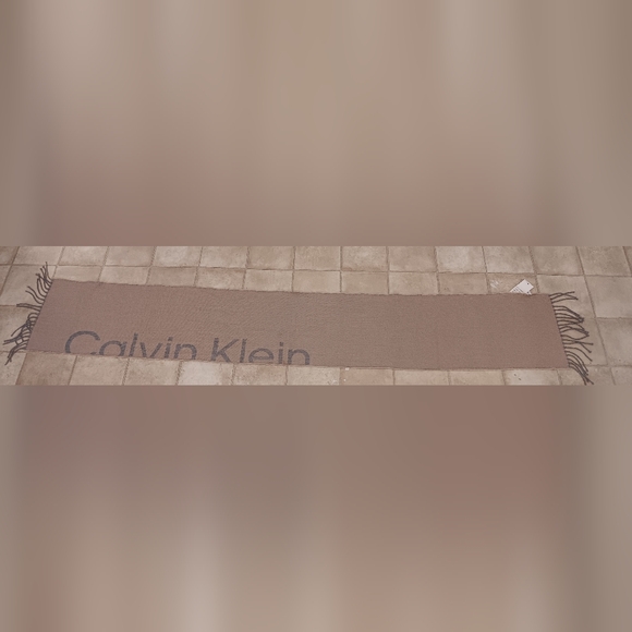 Calvin Klein scarf - Picture 2 of 5